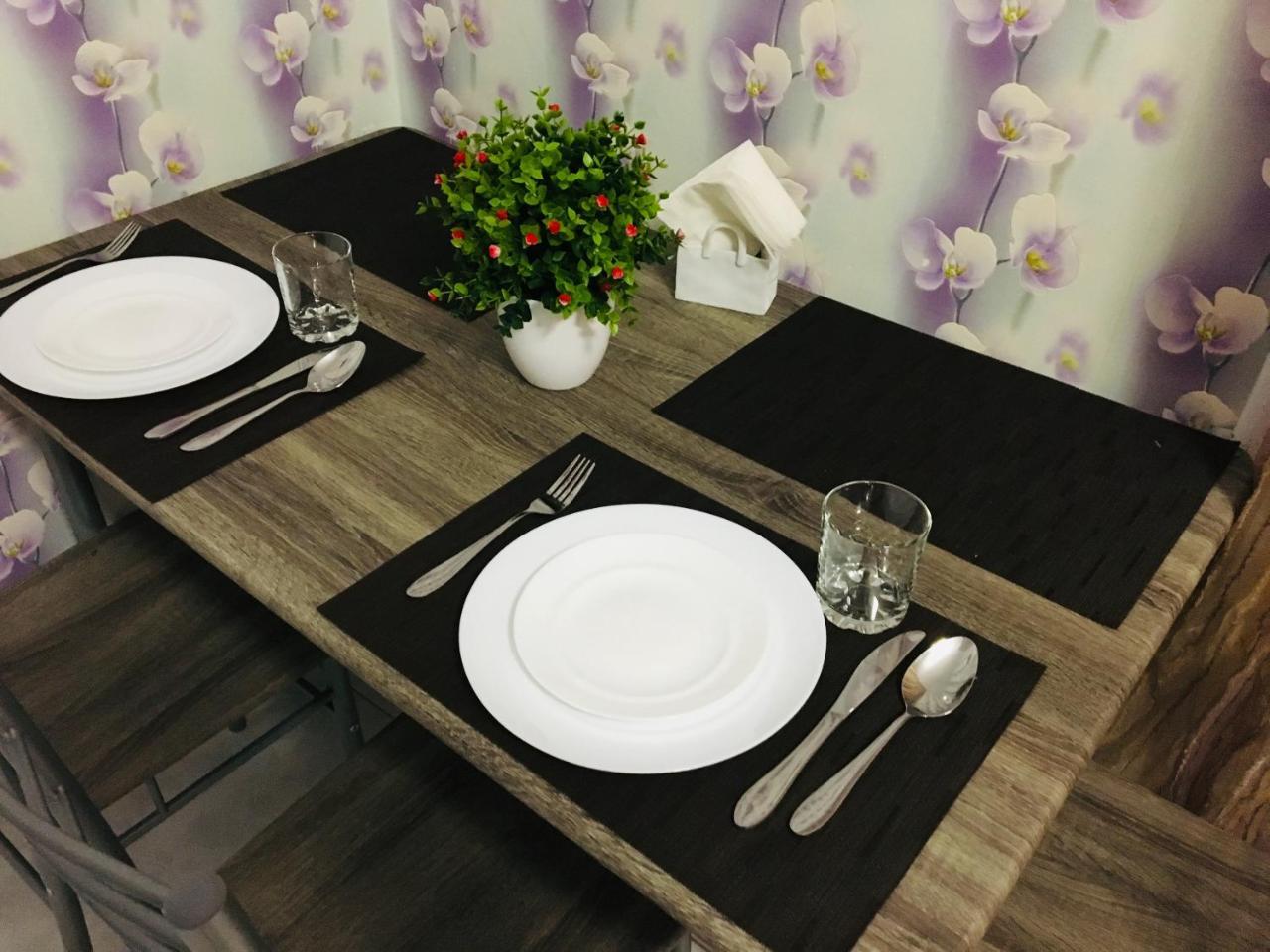 Rent Apartment In The Center Of แชร์นีฮีฟ ภายนอก รูปภาพ